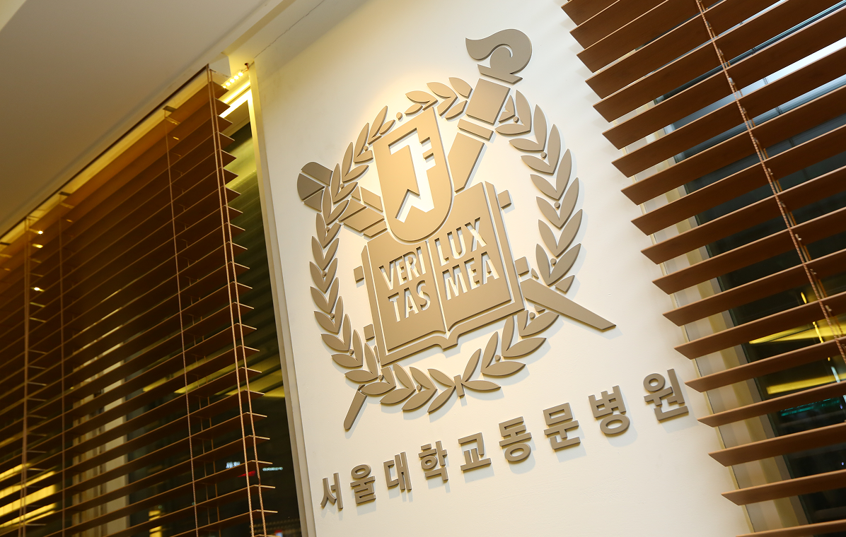 서울대학교 의과대학 출신 의료진의 전문성을 상징하는 수원S안과 내부 전경