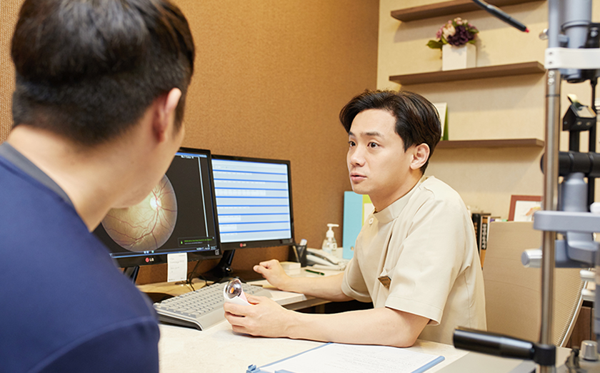 백내장 및 노안 수술 상담을 위해 의료진과 상담 중인 중장년 환자